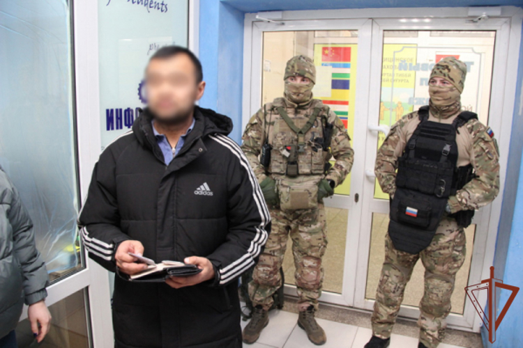 При силовой поддержке ОМОН Росгвардии  во Владивостоке прошел рейд по соблюдению миграционного законодательства
