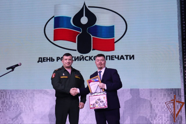 Представители Росгвардии поздравили журналистов из Приволжья с профессиональным праздником