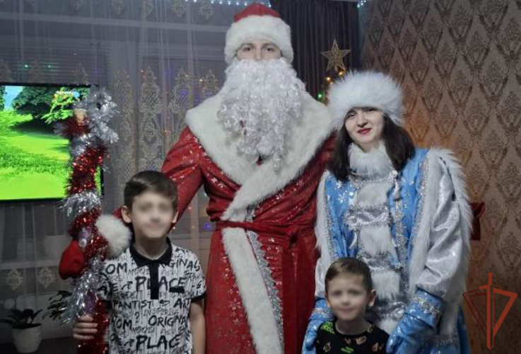 Дед Мороз специального назначения продолжает поздравлять уральских ребятишек с Новым годом