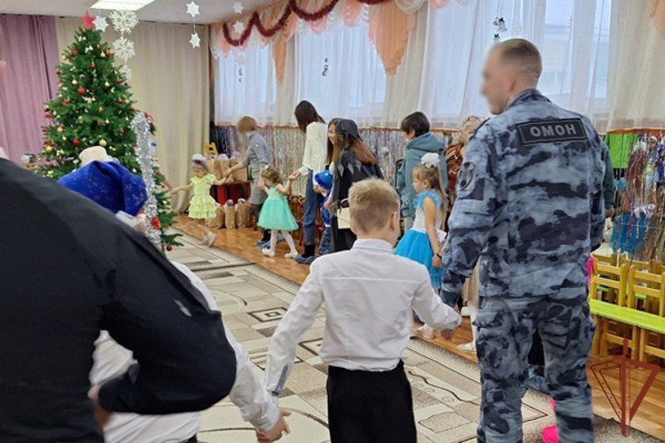 В Сибирском округе войск национальной гвардии росгвардейцы поздравили воспитанников социальных учреждений с наступившим Новым годом
