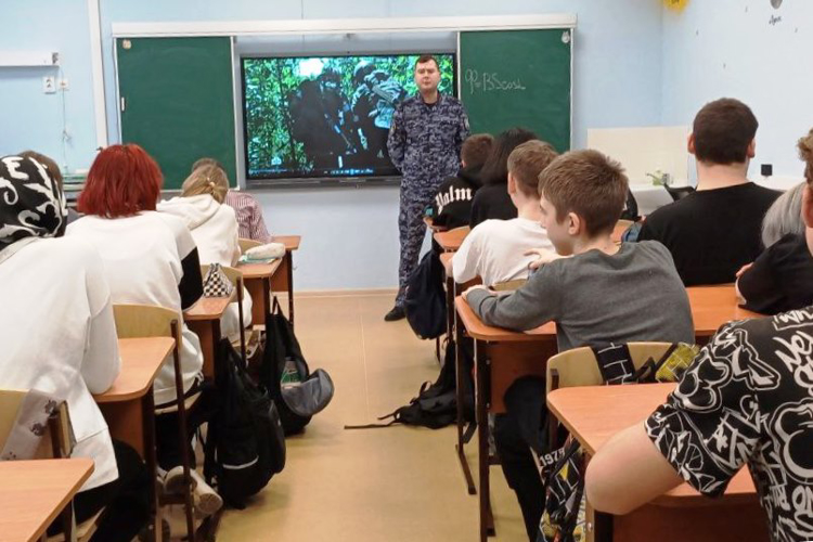 Уроки мужества со школьниками провели росгвардейцы в Сибири