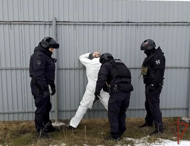 При содействии спецназа Росгвардии в Самарской области задержан подозреваемый в незаконном обороте наркотиков (видео)