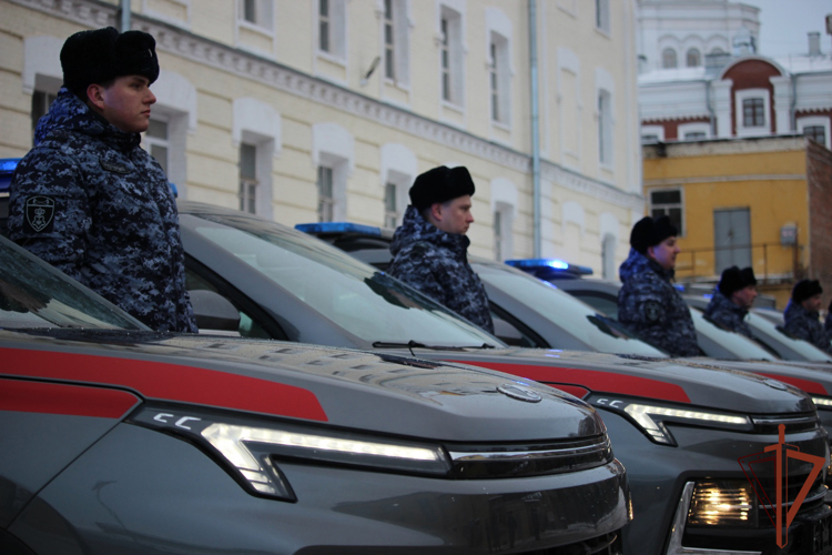Сотрудникам Росгвардии в Самаре вручили ключи от 20 новых служебных автомобилей «Москвич» (видео)