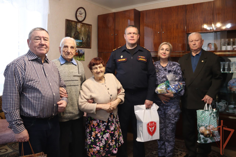 Ветерана Великой Отечественной войны поздравили с днем рождения росгвардейцы в Самаре  