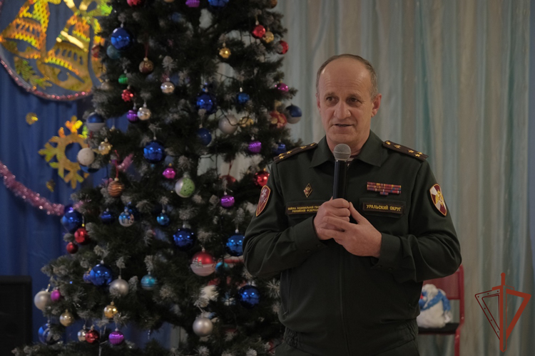 В Уральском округе Росгвардии вручили новогодние подарки воспитанникам детского реабилитационного центра