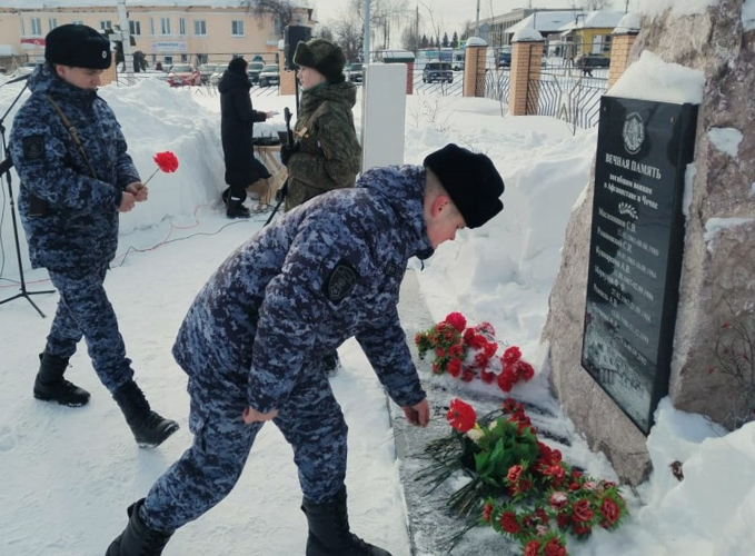 В регионах Сибири росгвардейцы возложили цветы к мемориалам воинов-интернационалистов