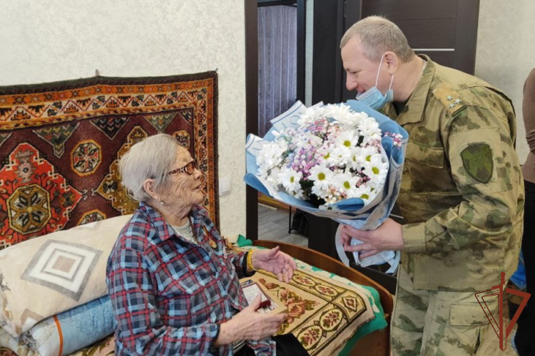 В Улан-Удэ росгвардейцы вручили труженице тыла юбилейную медаль в честь 80-летия Победы в Великой Отечественной войне