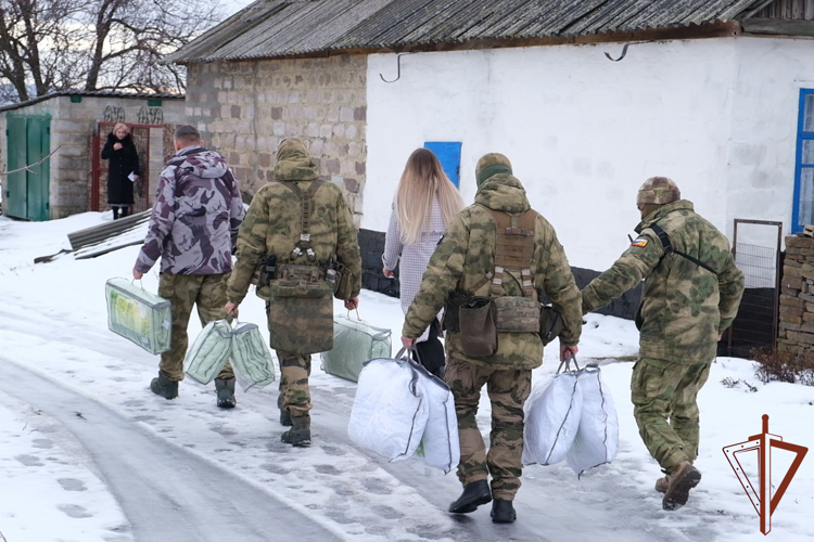 Росгвардейцы передали гуманитарную помощь жителям ЛНР, пострадавшим от пожаров (видео)
