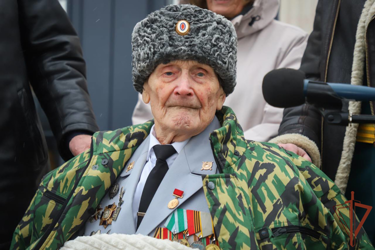 Заместитель директора Росгвардии вручил орден Александра Невского 100-летнему ветерану Великой Отечественной войны (видео)
