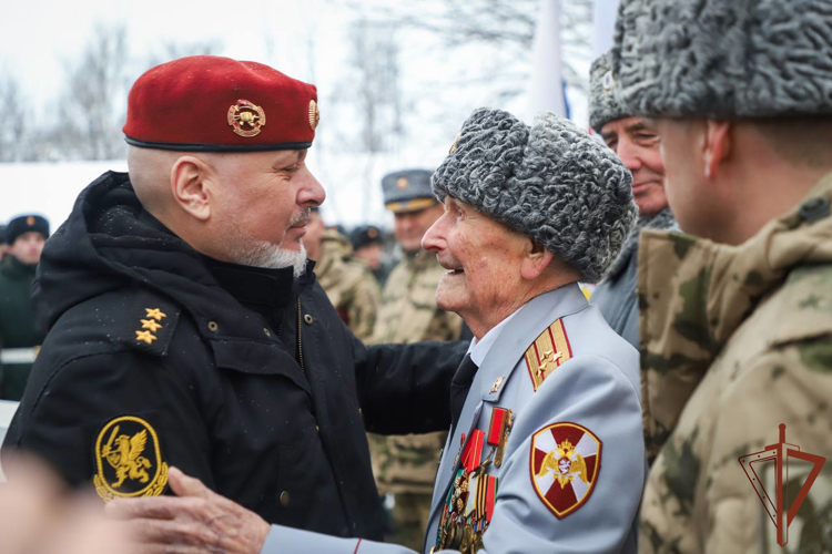 Заместитель директора Росгвардии вручил орден Александра Невского 100-летнему ветерану Великой Отечественной войны (видео)