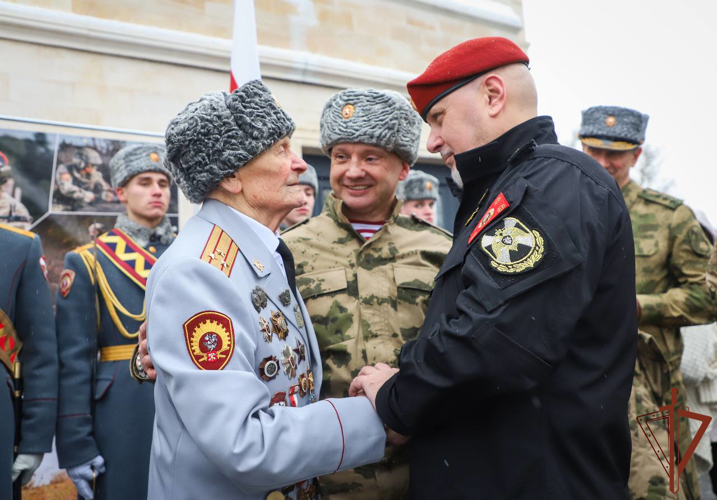 Заместитель директора Росгвардии вручил орден Александра Невского 100-летнему ветерану Великой Отечественной войны (видео)