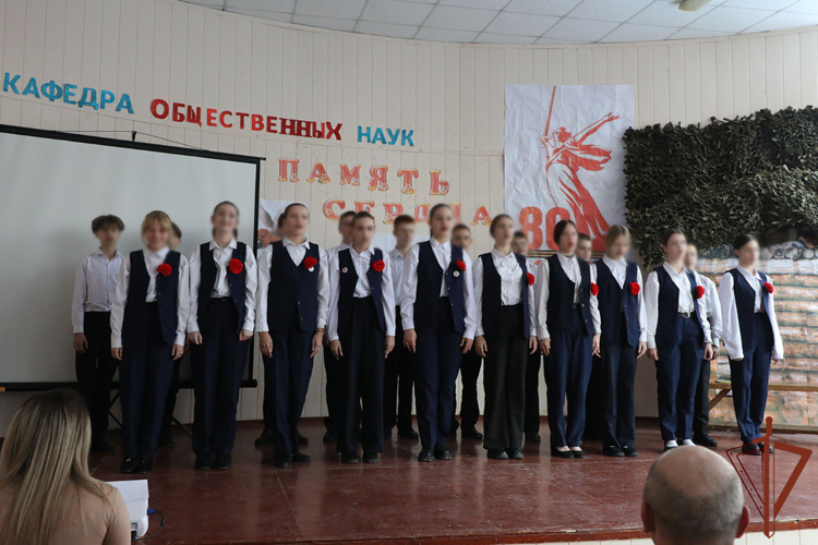 Ко Дню освобождения Луганска от немецко-фашистских оккупантов росгвардейцы провели урок Мужества в лицее-интернате