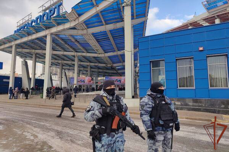 Военнослужащие и сотрудники Росгвардии в Москве обеспечили правопорядок на матче КХЛ