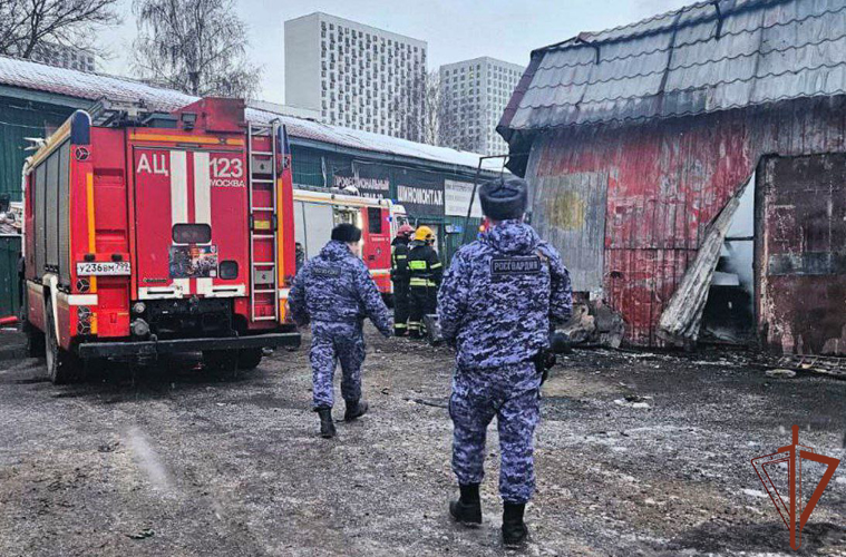В Подмосковье росгвардейцы оказали помощь сотрудникам МЧС в ликвидации возгорания в автосервисе