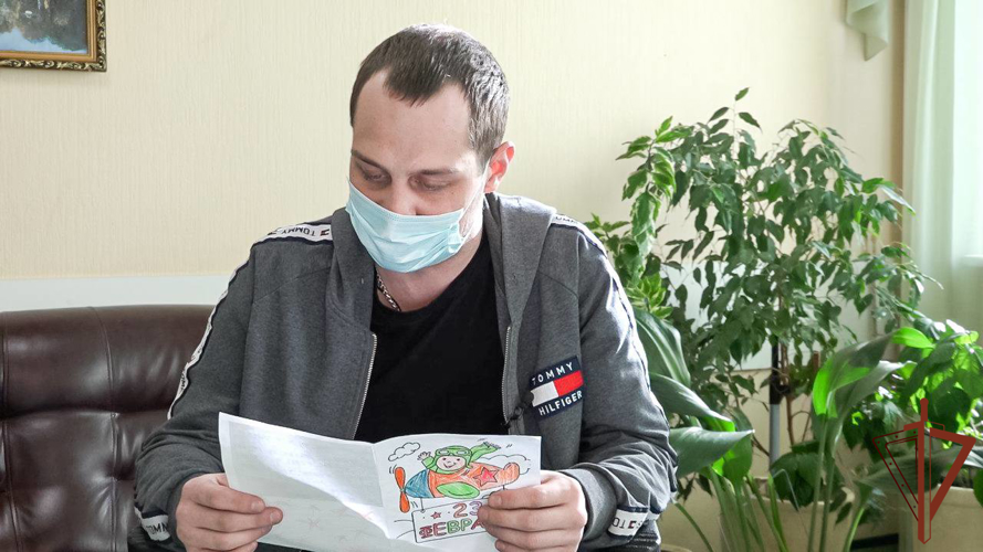 Московские школьники передали в Главный госпиталь Росгвардии письма и подарки для раненых участников СВО (видео)