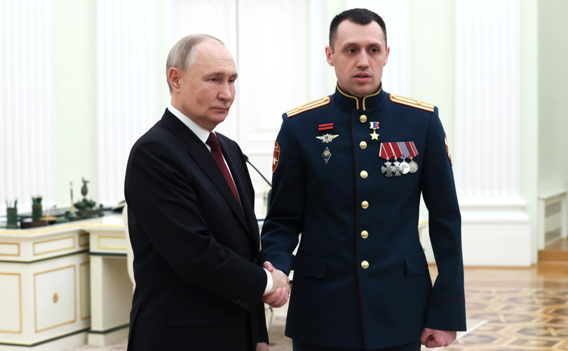 Президент России Владимир Путин вручил офицерам Росгвардии Героям России медали «Золотая Звезда» (видео)