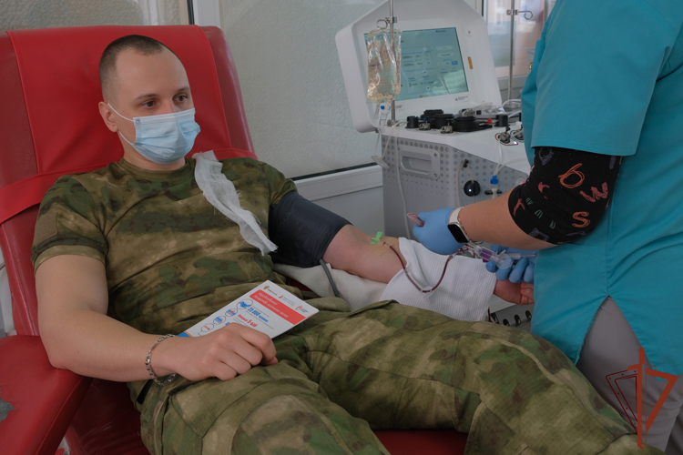 Более семи литров крови сдали росгвардейцы для нуждающихся жителей ЛНР (видео)