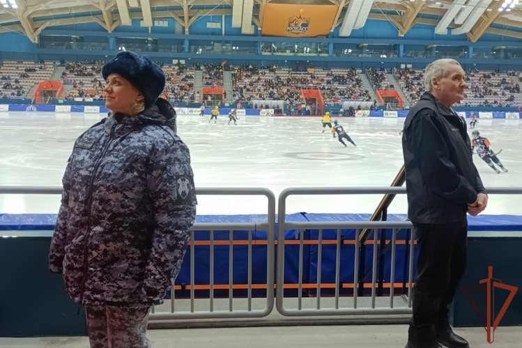 Росгвардейцы обеспечили безопасность матча Чемпионата России по хоккею с мячом в Кузбассе
