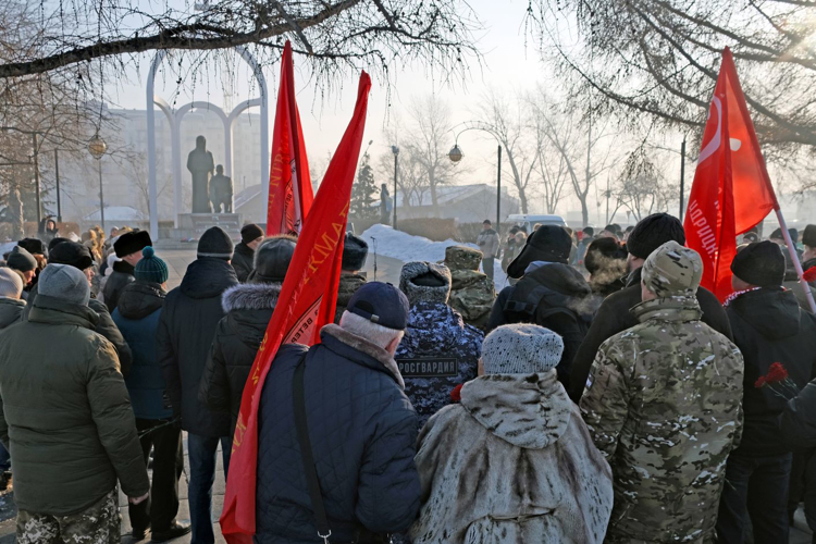 В регионах Сибири росгвардейцы возложили цветы к мемориалам воинов-интернационалистов