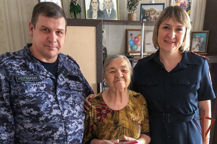 В Кузбассе офицеры Росгвардии вручили медаль бывшей узнице концлагеря