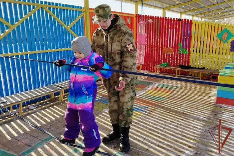 Росгвардейцы провели патриотические мероприятия с юными жителями Урала