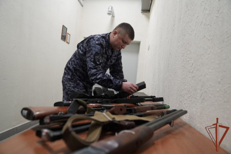 Вклад в общую победу: в столичном главке Росгвардии москвичи передают оружие для нужд СВО (видео)