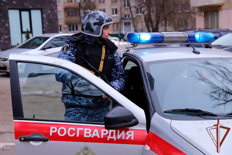 Сотрудники Росгвардии в Москве помогли потушить загоревшийся автомобиль 