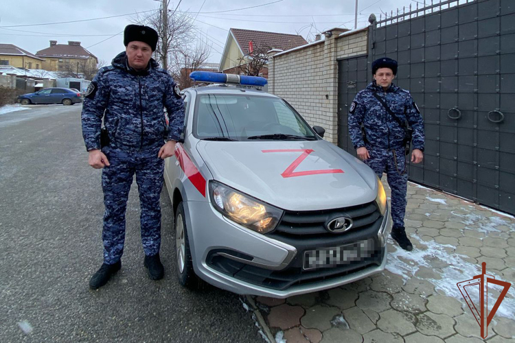 В Краснодаре росгвардейцы спасли пенсионеров из пожара