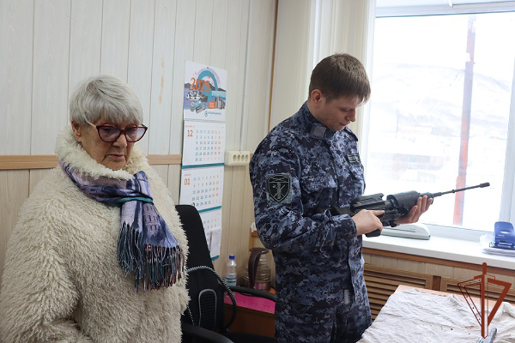 Редкий образец оружия времен Второй мировой войны передали в Росгвардию на Камчатке