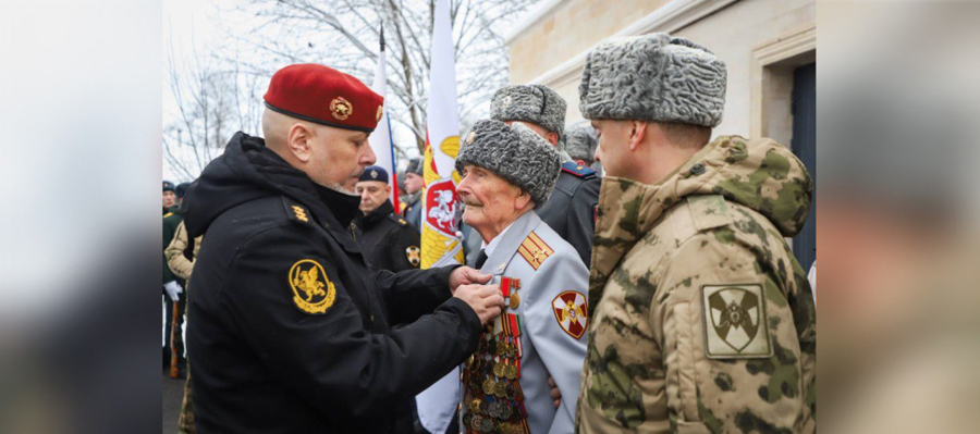 Заместитель директора Росгвардии вручил орден Александра Невского 100-летнему ветерану Великой Отечественной войны (видео)