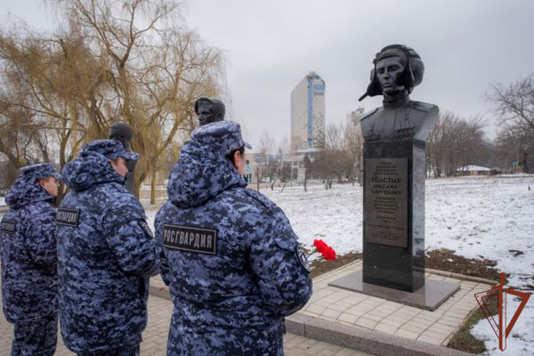 Сотрудники Росгвардии почтили память Героя ДНР Михаила Толстых