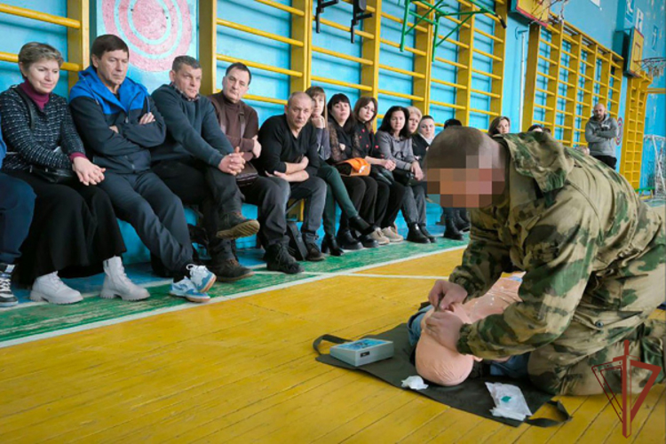 В канун Дня защитника Отечества росгвардейцы встретились с преподавателями и учениками подшефной школы в ЛНР