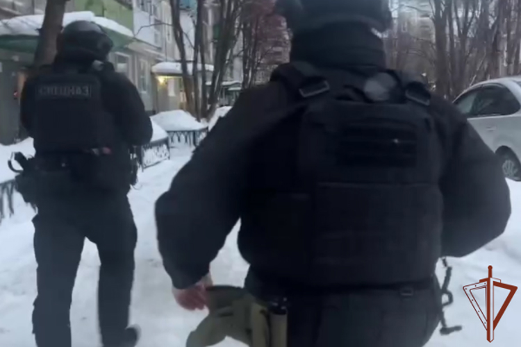 В Мурманской области при силовой поддержке СОБР «Росомаха» Росгвардии задержаны подозреваемые в вымогательстве денежных средств (видео)