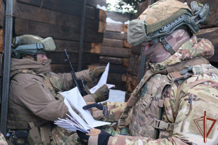 Военнослужащие Росгвардии в Курске провели патриотическую акцию «Письмо солдату» (видео)