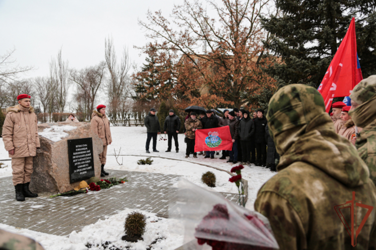 Росгвардейцы в ДНР почтили память воинов-интернационалистов