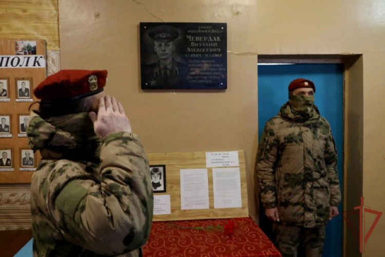 В ЛНР росгвардейцы увековечили память героически погибшего участника Афганской войны (видео)