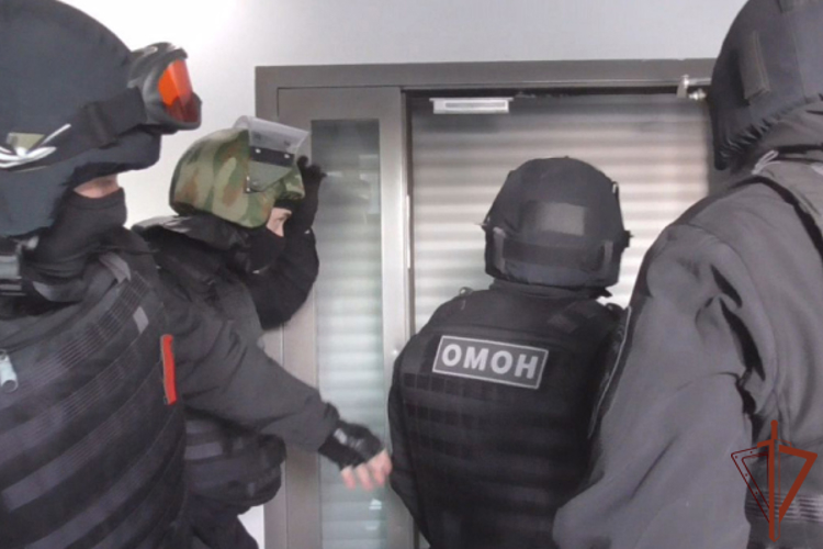 При силовой поддержке ОМОН Росгвардии в Новосибирске задержаны подозреваемые в совершении разбоя