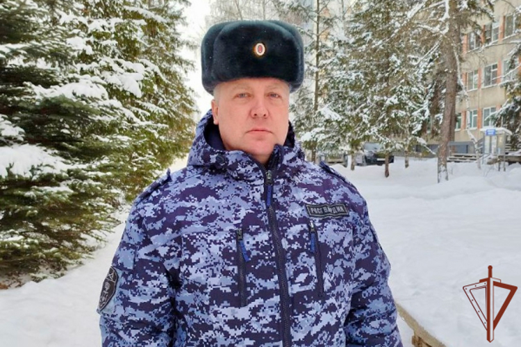 В Пензенской области сотрудник Росгвардии пришел на помощь попавшей в ДТП девушке