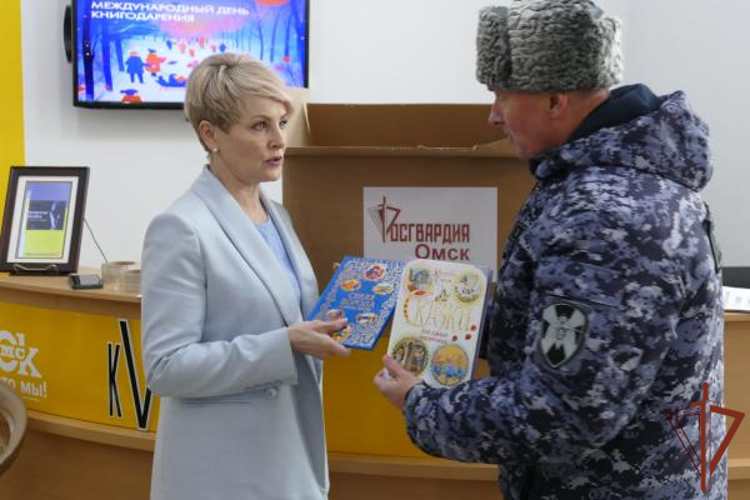 В международный день книгодарения росгвардейцы из Омска передали книги в ЛНР