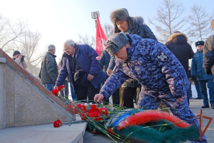 В регионах Сибири росгвардейцы возложили цветы к мемориалам воинов-интернационалистов