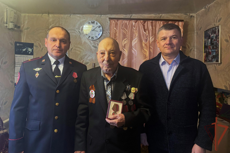 Офицер Росгвардии в Новосибирской области вручил медаль к 80-летию Победы ветерану вневедомственной охраны 