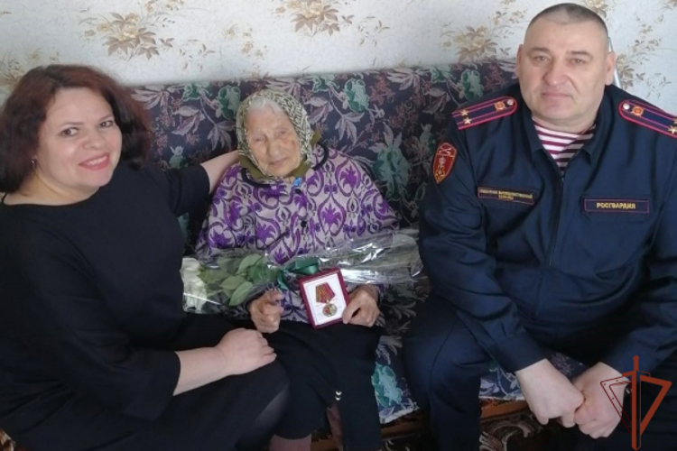 В Новосибирской области ветерану вневедомственной охраны вручили медаль «80 лет Победы» 