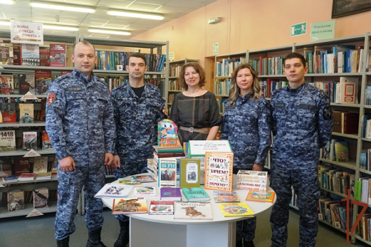 В Карелии представители Росгвардии приняли участие в акции «Дарите книги с любовью»