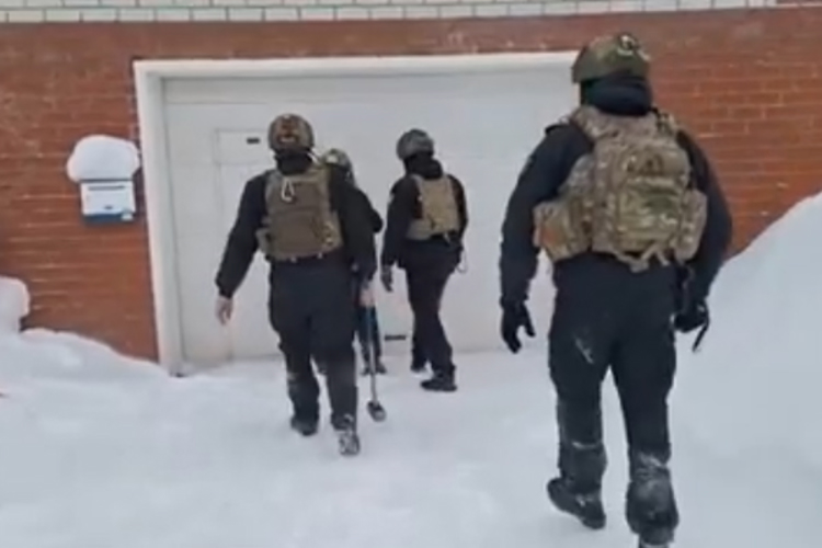 Подозреваемый в хищении 4,8 млн рублей в Ямало-Ненецком автономном округе задержан при силовой поддержке ОМОН Росгвардии (видео)