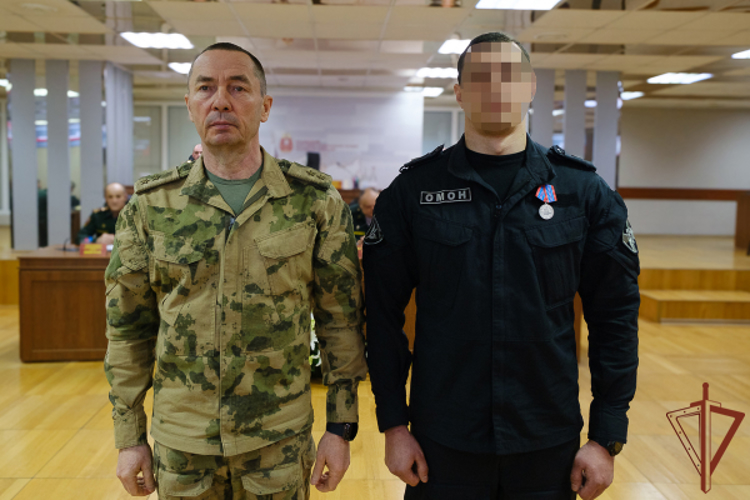 Военнослужащим и сотрудникам Уральского округа Росгвардии вручены государственные награды