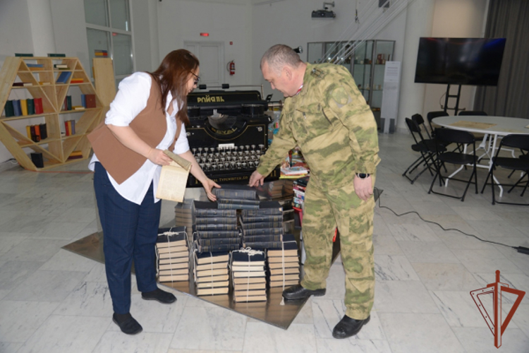 К общероссийской акции «Дарите книги с любовью» присоединились в Уральском округе Росгвардии
