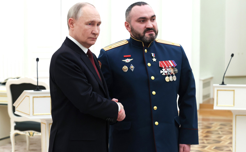 Президент России Владимир Путин вручил офицерам Росгвардии Героям России медали «Золотая Звезда» (видео)