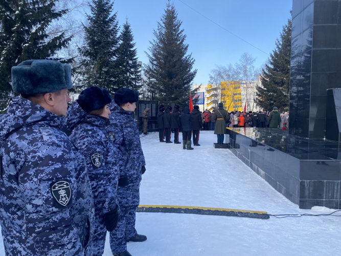 В регионах Сибири росгвардейцы возложили цветы к мемориалам воинов-интернационалистов