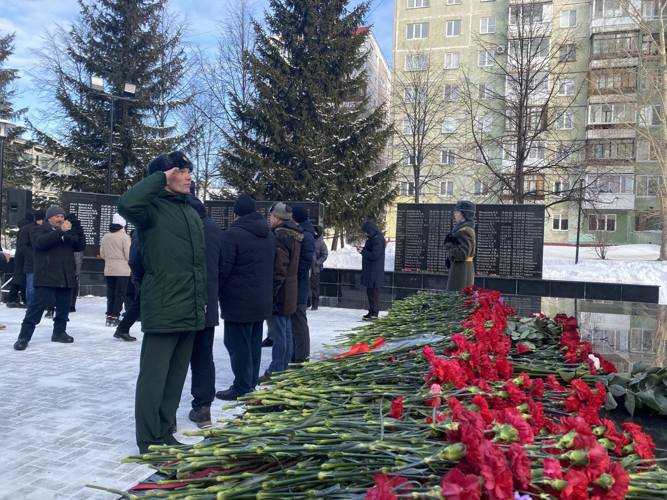 В регионах Сибири росгвардейцы возложили цветы к мемориалам воинов-интернационалистов