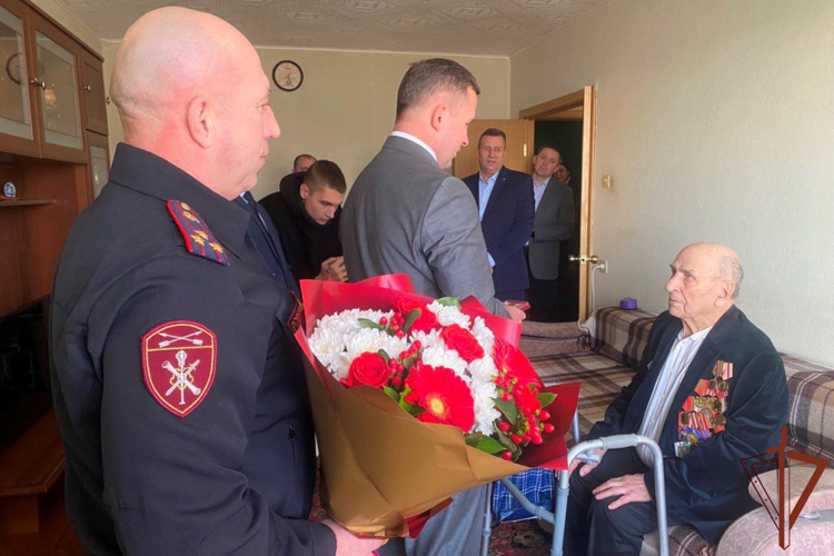 Ветерану Росгвардии в Томске вручена юбилейная медаль в честь 80-летия Победы в Великой Отечественной войне